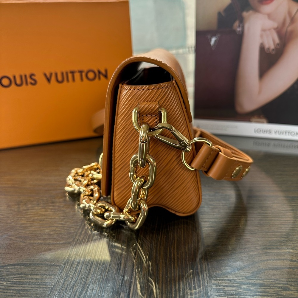 Louis Vuitton Tan Crossbody Bag with Timeless Elegance - Picture 2 of 10